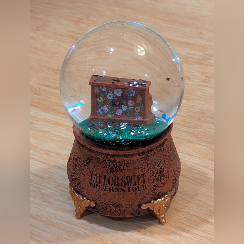 Taylor Swift | The Eras Tour Acoustic Piano Snow Globe